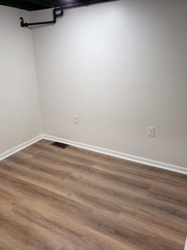 Building Photo - 1053 Pine Tree Dr