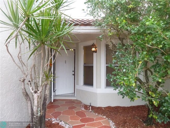 Foto del edificio - 7426 Pinewalk Dr S