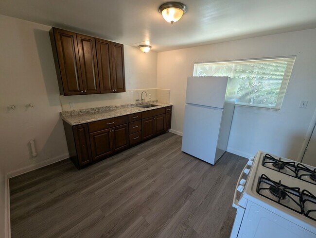 Foto del edificio - 2-Bedroom Walkup Near Highland Hospital