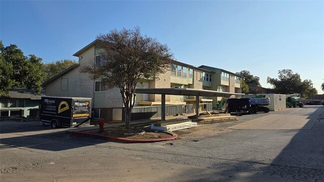 Foto del edificio - 2124 Burton Dr