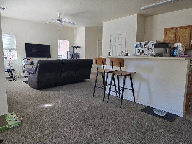 Foto del edificio - Three-bedroom condo in Denver boasts a lar...