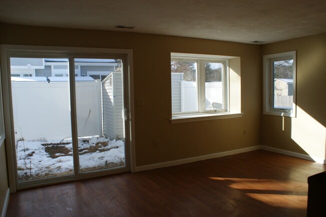 Building Photo - 25 Meadow Pond Dr