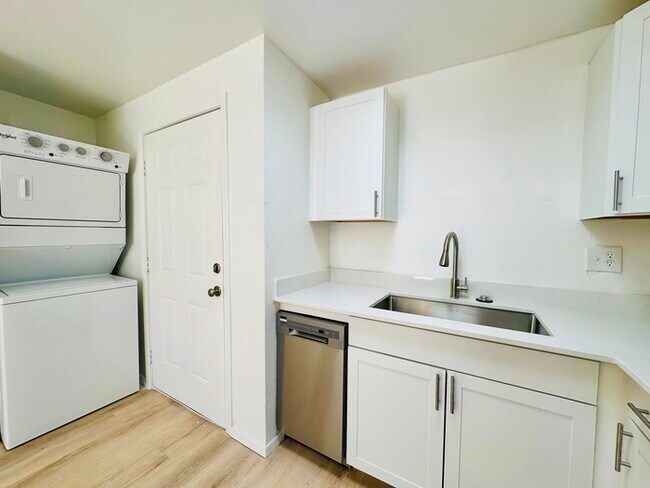 Foto del edificio - Modern Style Renovated 2 Bedroom with Wash...