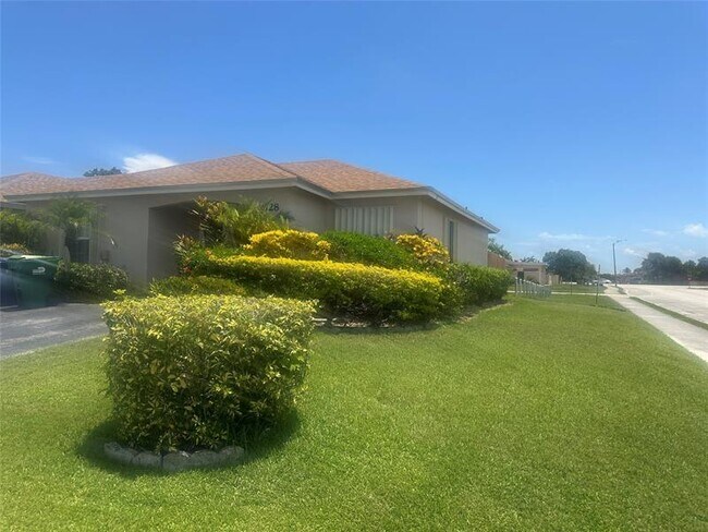 Foto del edificio - 2728 NW 200th Terrace