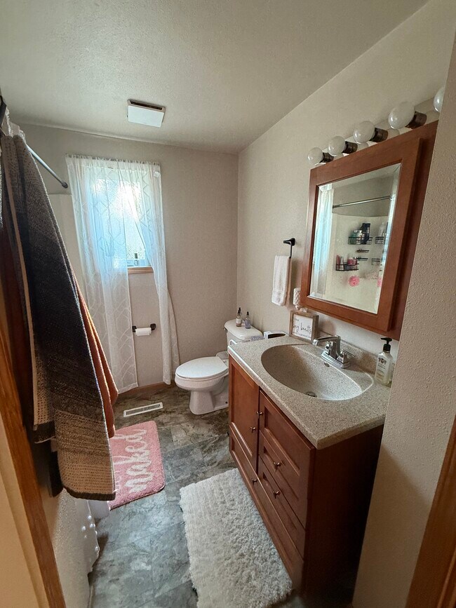 Baño - 712 7th St SE