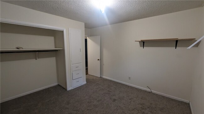 Foto del edificio - 1351 N Stephens Ave