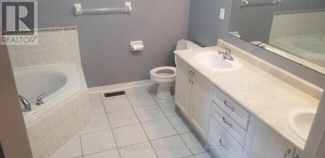 Photo du bâtiment - 13 GROVER(MAIN & 2ND FLOOR) ROAD