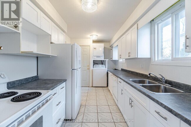 Building Photo - 3301 Tallmast Cres