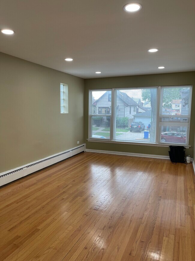 Living room - 2751 N Mont Clare Ave
