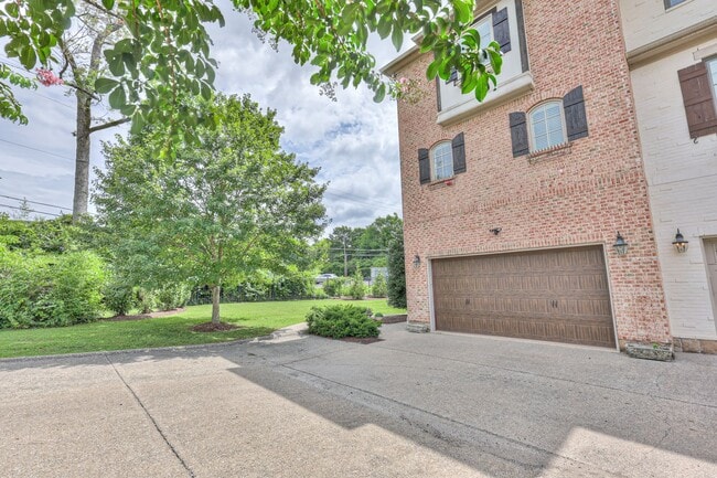 Building Photo - Stunning Executive Townhome in the Heart o...