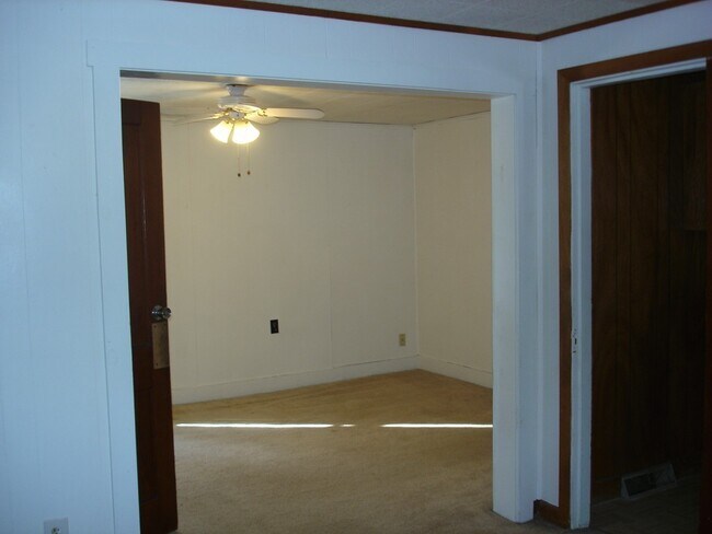 Building Photo - 17 E Main St