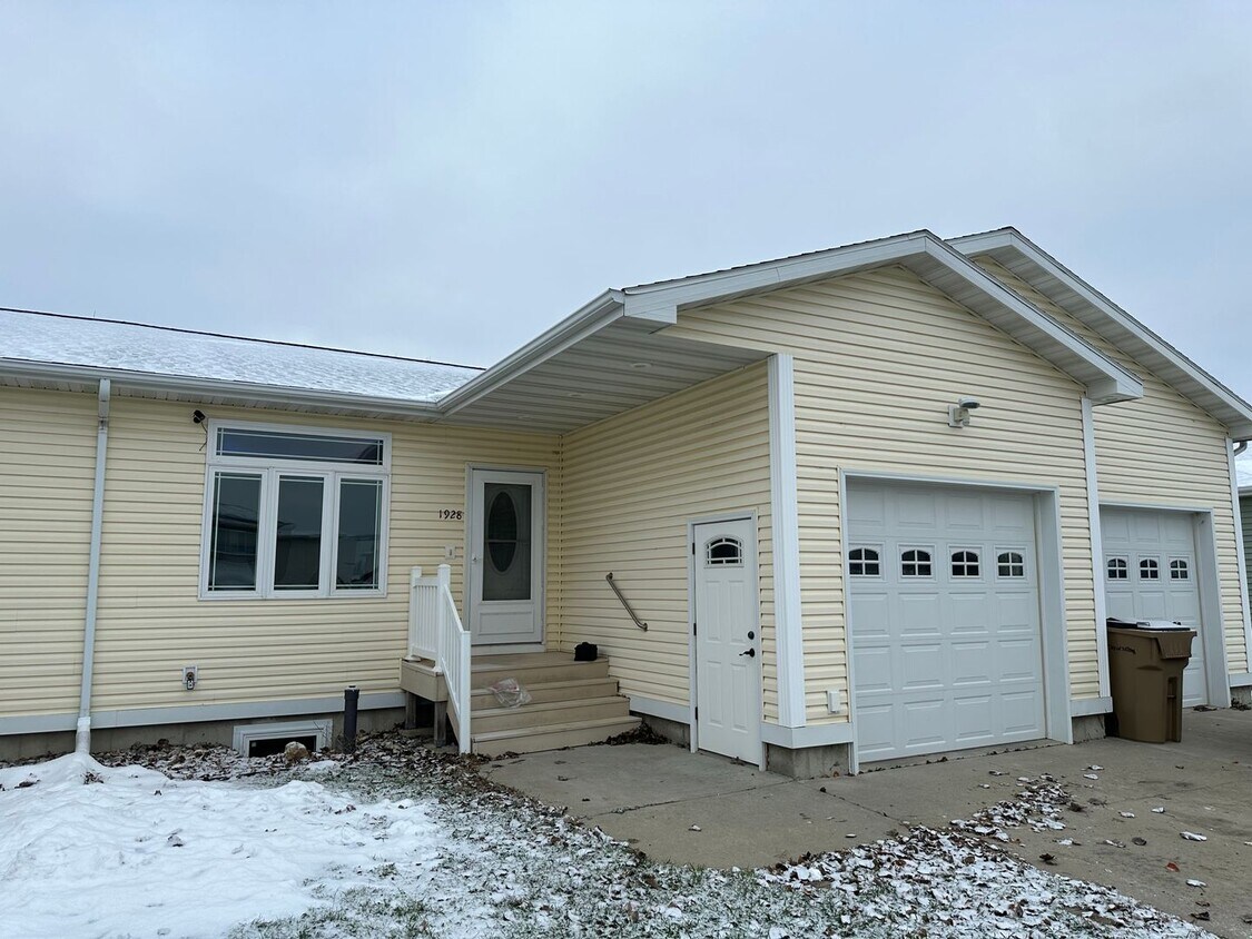 Foto principal - 4 Bedroom Townhome