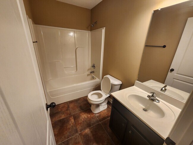 Foto del edificio - 3 bedroom townhouse available now