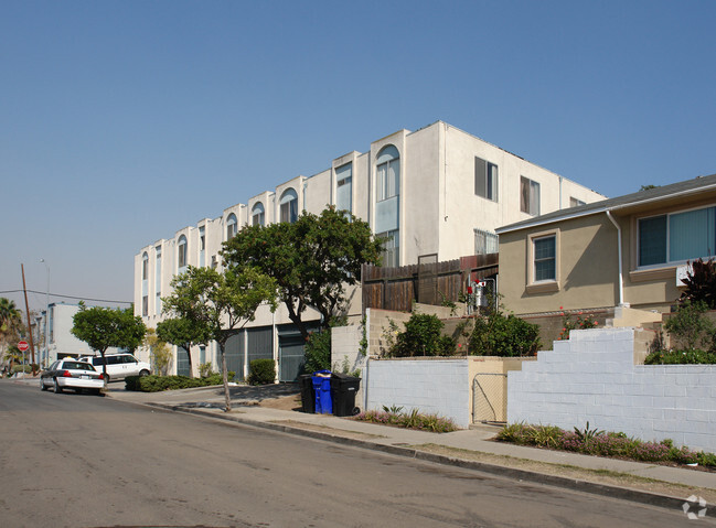 Building Photo - Golden Crest Apartments