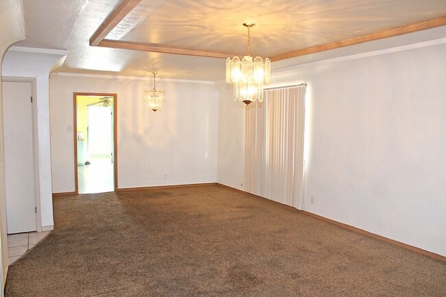Building Photo - Spacious home Move-In Ready