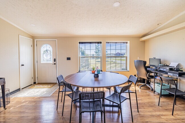 Foto del edificio - 495 Lupine Ln