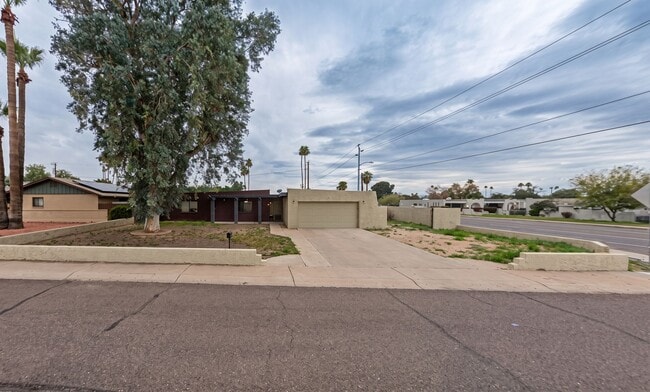 Building Photo - 701 E Royal Palm Rd