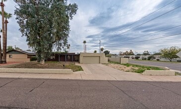 Building Photo - 701 E Royal Palm Rd