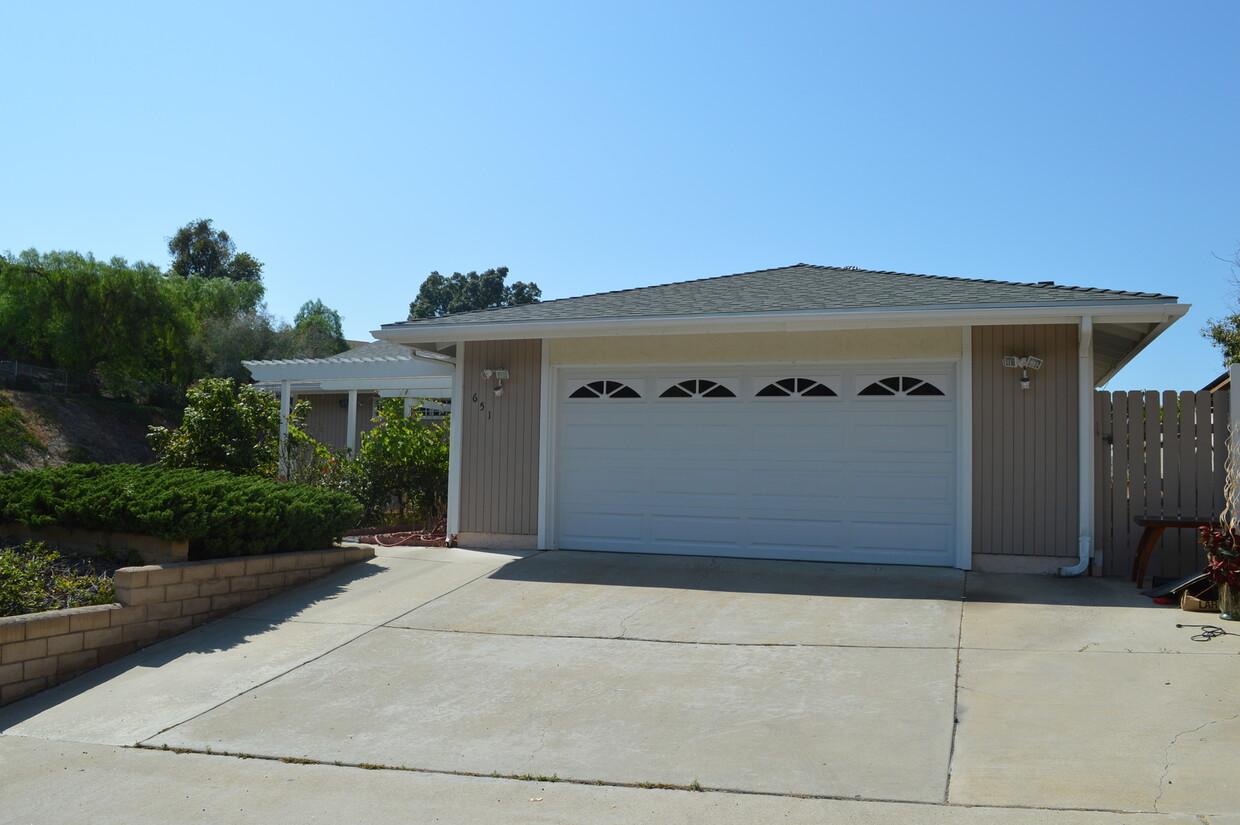 Foto principal - 3 BR, 2 BA, Two Car Garage Home For Rent