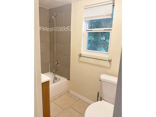 Foto del edificio - Charming 2BD 1 BTH Home Awaits!