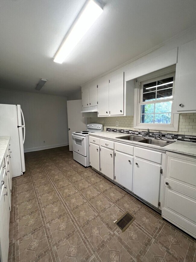 Foto del edificio - 2594 Marks Rd