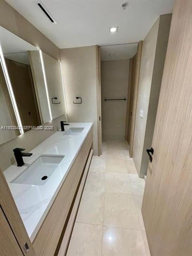 Foto del edificio - 251 Crandon Blvd