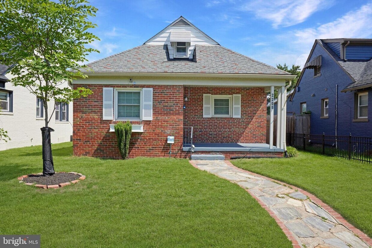 Foto principal - Charming 3BR/2BADetached Bungalow Blocks to the Arboretum is Move-in Ready!