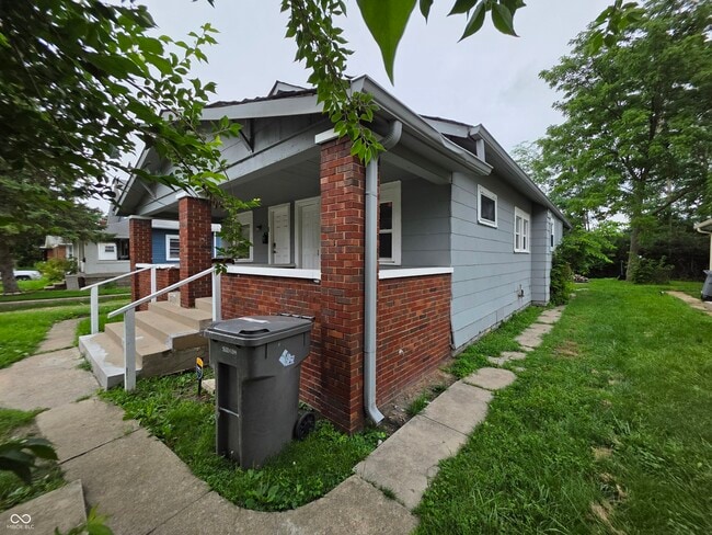 Building Photo - 833 N Gladstone Ave