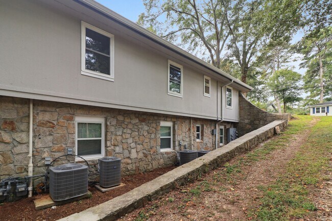 Building Photo - 723 Ford Pl