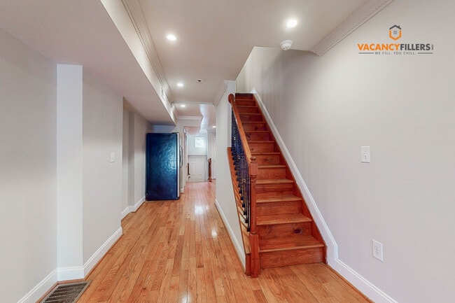 Building Photo - 3 bed renovated townhouse in Fells Point! ...