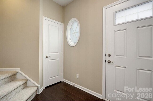 Foto del edificio - Beautiful end-unit townhome in a gated Southwest Charlotte community!