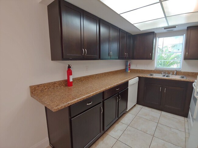 Building Photo - Nice 2 bed/ 2 bath/ 1 car garage near SRQ Airport - Ringling Museum Area