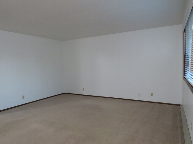 Building Photo - Centrally Located 2 Bedroom Lower Level Co...