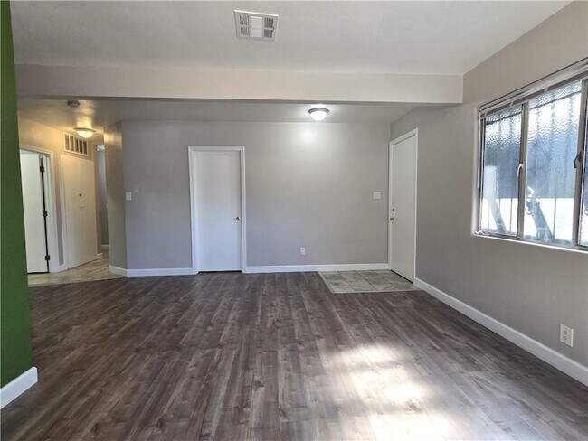 Foto del edificio - 5448 Pomona Blvd