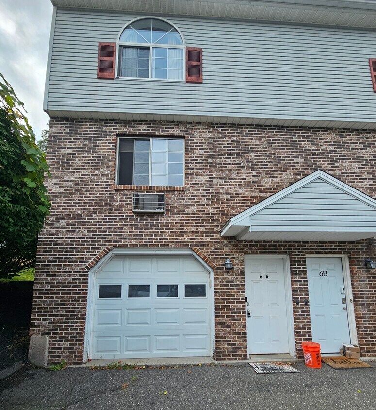 Foto principal - 197 Pine Hill Rd