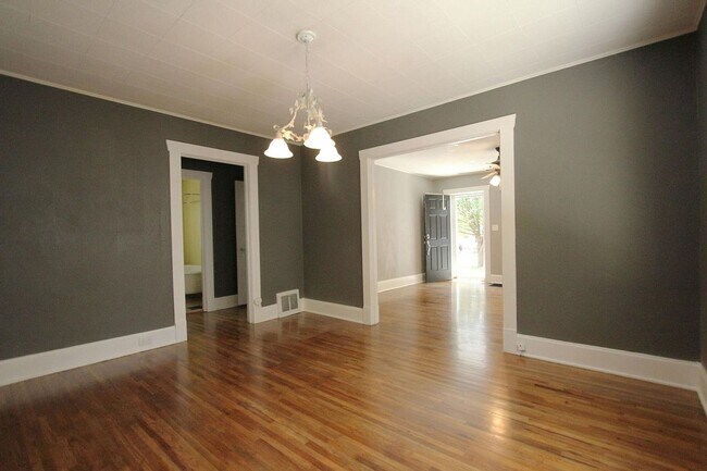 Building Photo - 625 E Cozy St