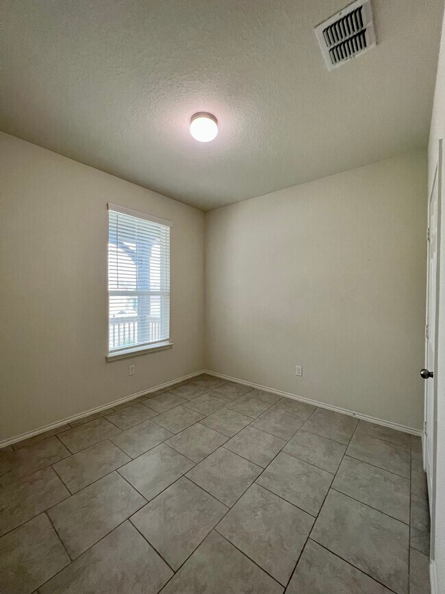 Foto del edificio - 27318 Emilie Cyn