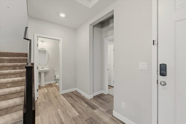 Foto del edificio - 808 Elmstone Pl