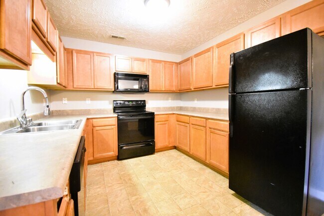 Building Photo - Coming Soon 3 Bedroom 2.5 Bathroom Townhome
