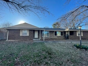 Building Photo - 2031 S Barcliff Ave