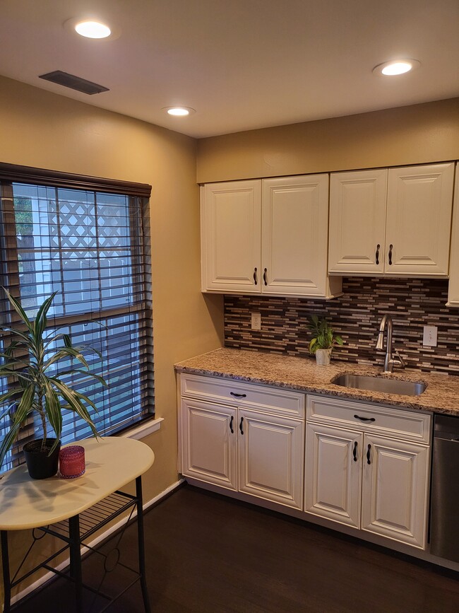 Eat-in Kitchen Space - 22 Allison Pl