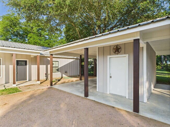 Building Photo - Centrally Located Furnished Home
