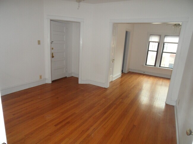 Building Photo - 6929 N Lakewood Ave