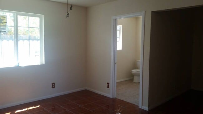 Building Photo - 206 W Cedar Ave