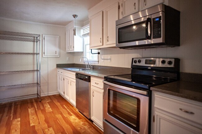 Building Photo - Great house walkable to UNC!