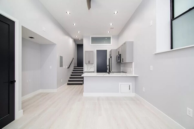 Building Photo - Large 1 bedroom with additional sleep loft