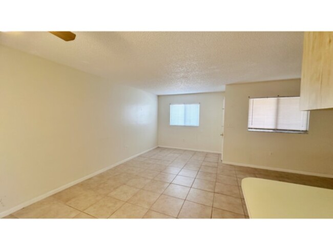 Building Photo - 2 Bedroom/2 Bath Condo! SW Cape Coral