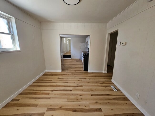 Building Photo - Newly updated 2 bedroom 1 bath apartment f...