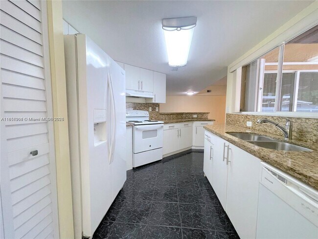 Foto del edificio - 12405 NW 7th St