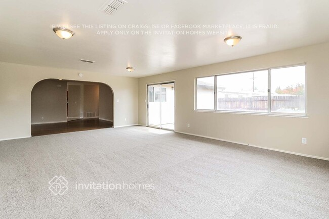 Foto del edificio - 10471 Reymouth Ave